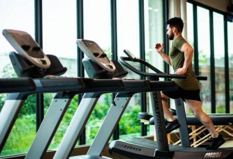 Gym Fashion - An on Treadmill